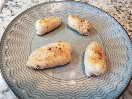 Pan-fried egg sacs will have a golden brown outer casing that is similar to that of a sausage.