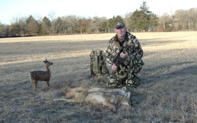 Coyote hunt decoy double caught on video