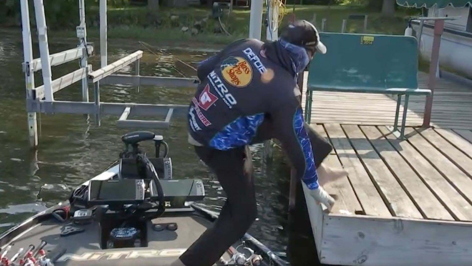 Video: Pro Angler Ott DeFoe Leaves His Boat for a Bass