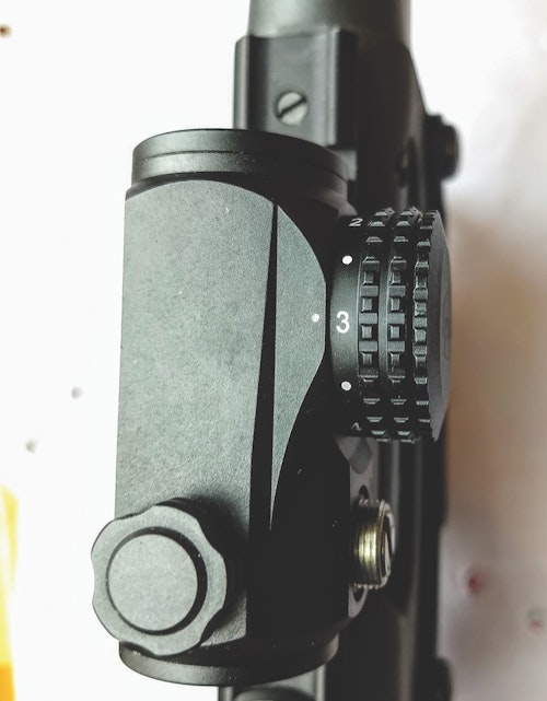 The optic’s illumination control features deep knurls for easy turning, even when fingers are cold andwet—asthe author discovered in testing.